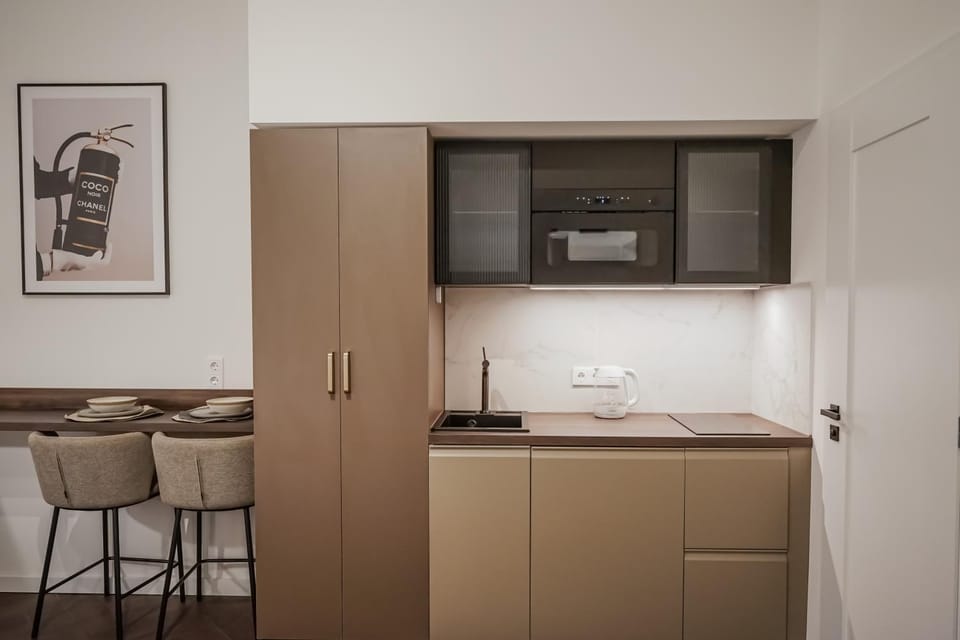 Kitchen or kitchenette, Dining area, microwave, minibar, stove