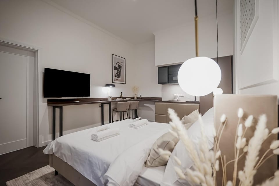 Bed, TV and multimedia, Photo of the whole room, Bedroom