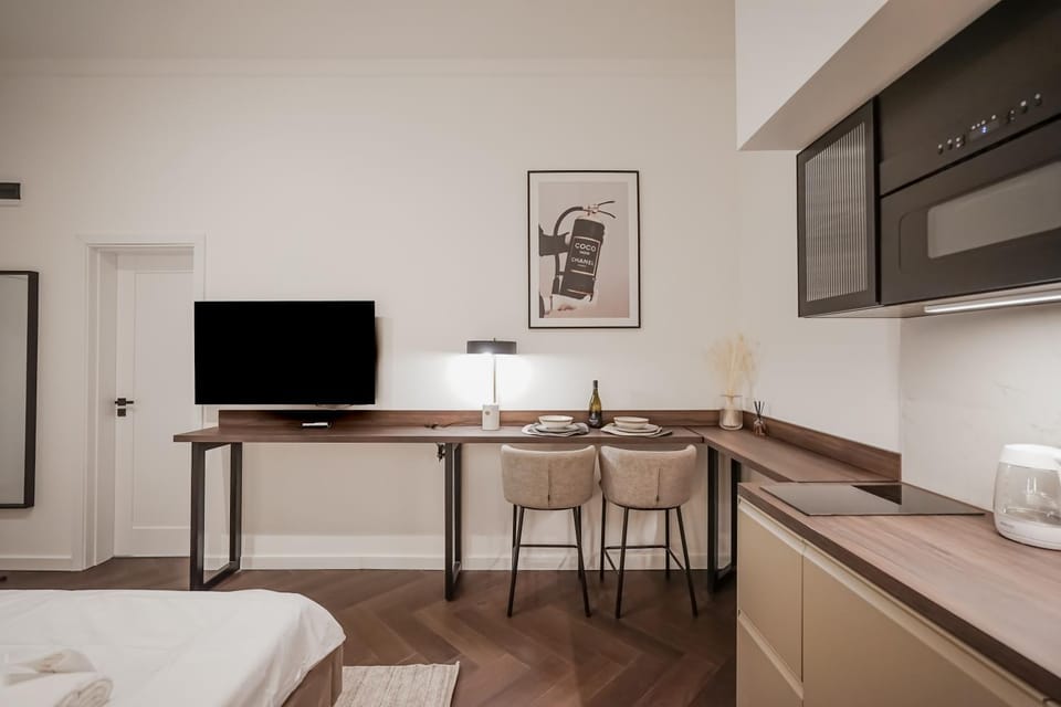 Bed, TV and multimedia, Living room, Photo of the whole room, Seating area, Dining area, Bedroom