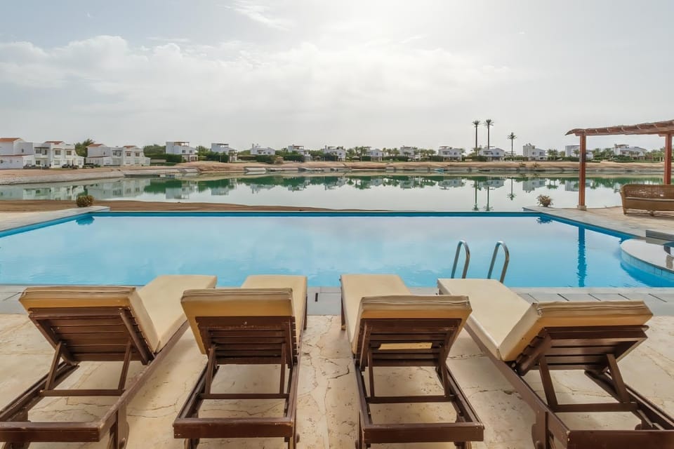 Serene 4BR Villa • Authentic West Golf House in Hurghada
