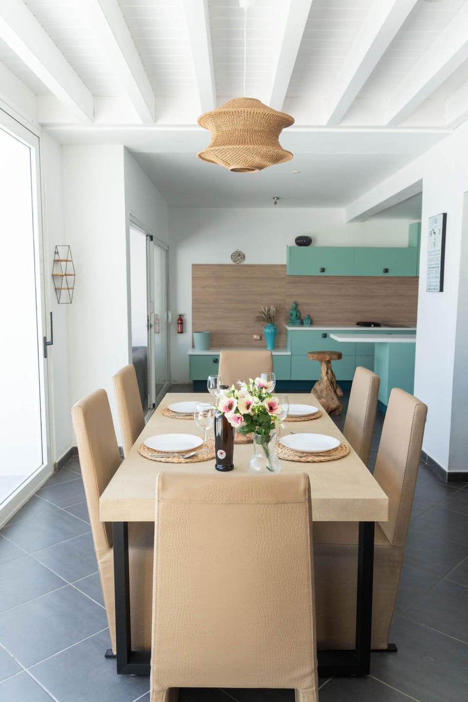 Kitchen or kitchenette, Dining area