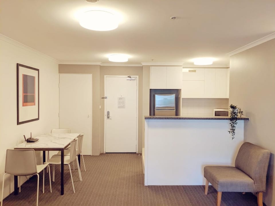 Kitchen or kitchenette, Dining area