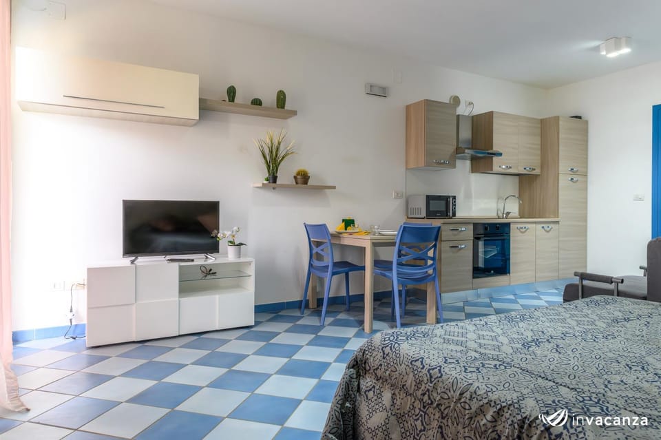 Kitchen or kitchenette, Bedroom