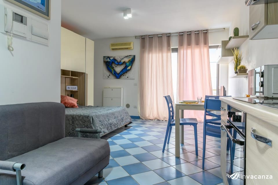 Kitchen or kitchenette, Dining area, Bedroom