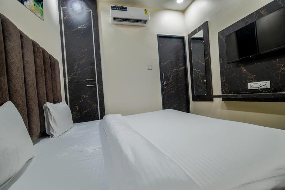Bed, TV and multimedia, Photo of the whole room, Bedroom, wardrobe, air conditioner