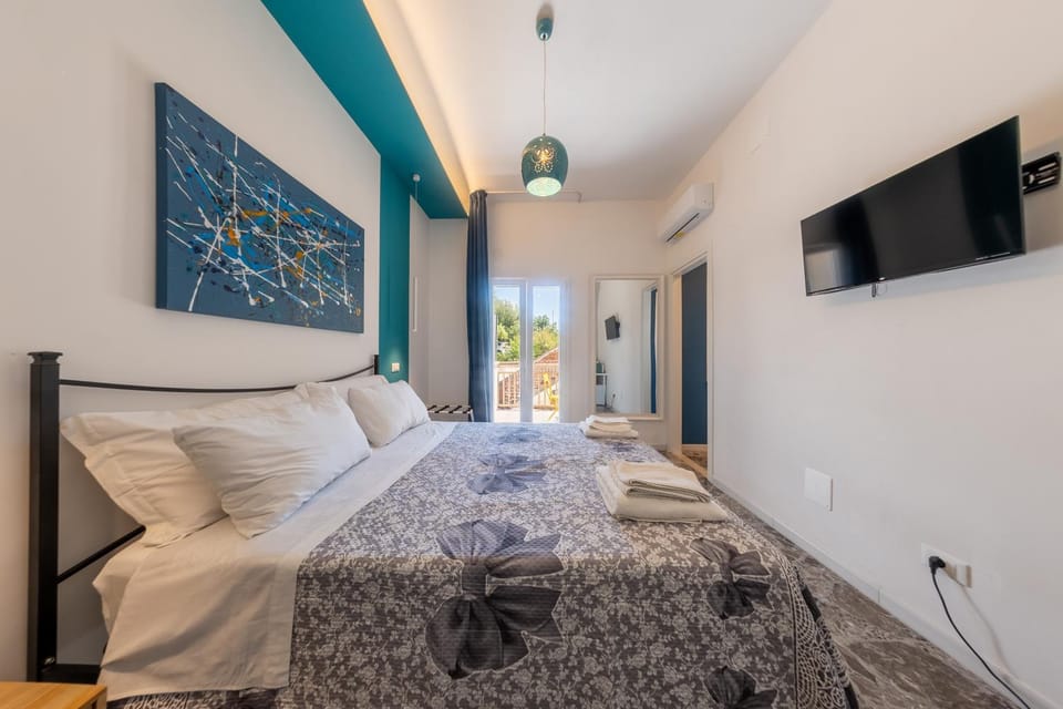 Bed, TV and multimedia, Photo of the whole room, Bedroom