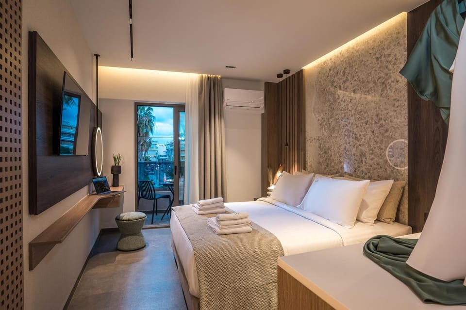 Bed, TV and multimedia, Coffee/tea facilities, Kitchen or kitchenette, Photo of the whole room, Bedroom, Location, wardrobe, air conditioner