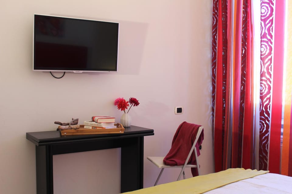 Photo of the whole room, Decorative detail