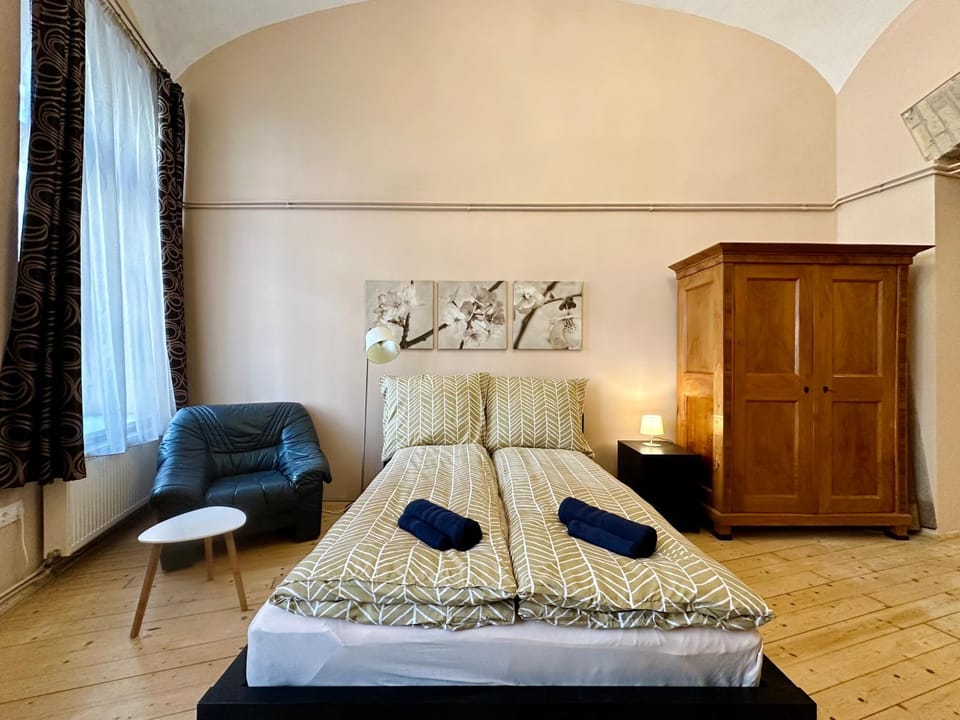 Bed, Photo of the whole room, Seating area, Bedroom, wardrobe