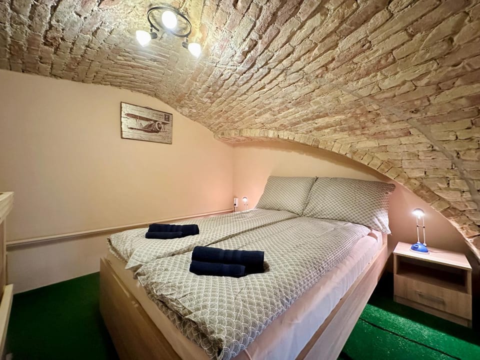 Bed, Bedroom, towels