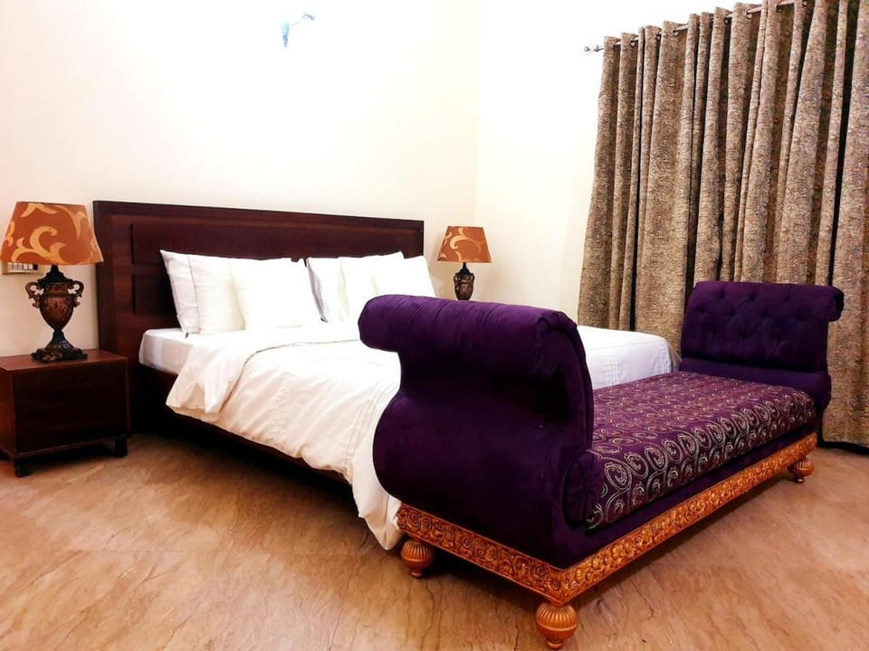 Bed, Photo of the whole room, Seating area, Bedroom, wardrobe