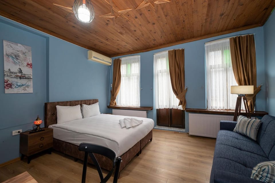 Bed, Seating area, Bedroom, air conditioner