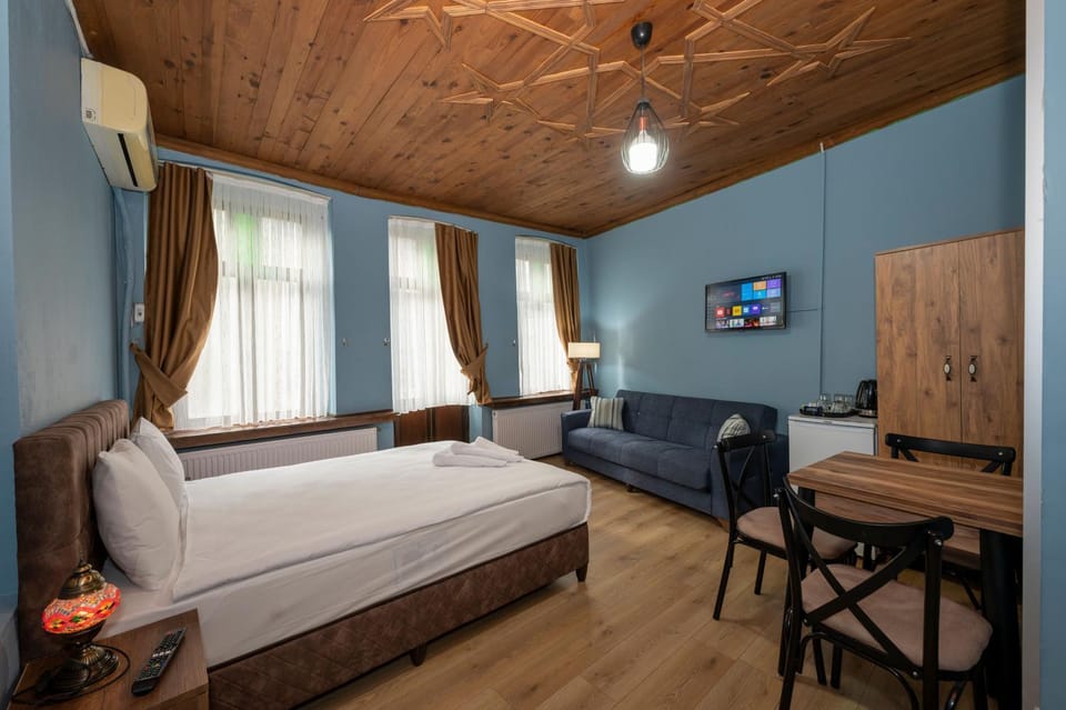 Bed, TV and multimedia, Seating area, Dining area, Bedroom, wardrobe, air conditioner