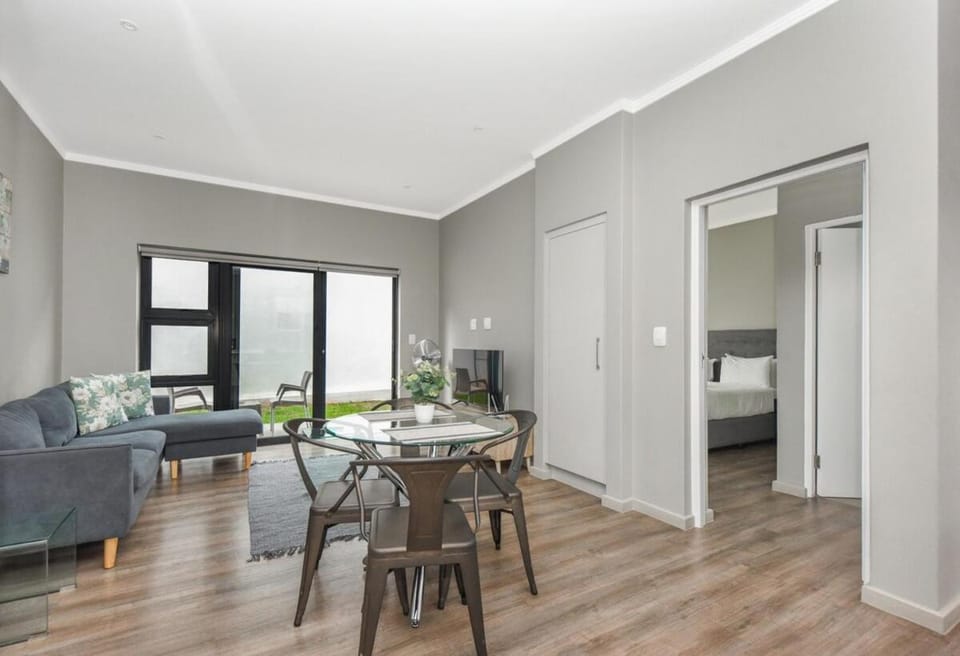 Bed, TV and multimedia, Living room, Photo of the whole room, Seating area, Bedroom