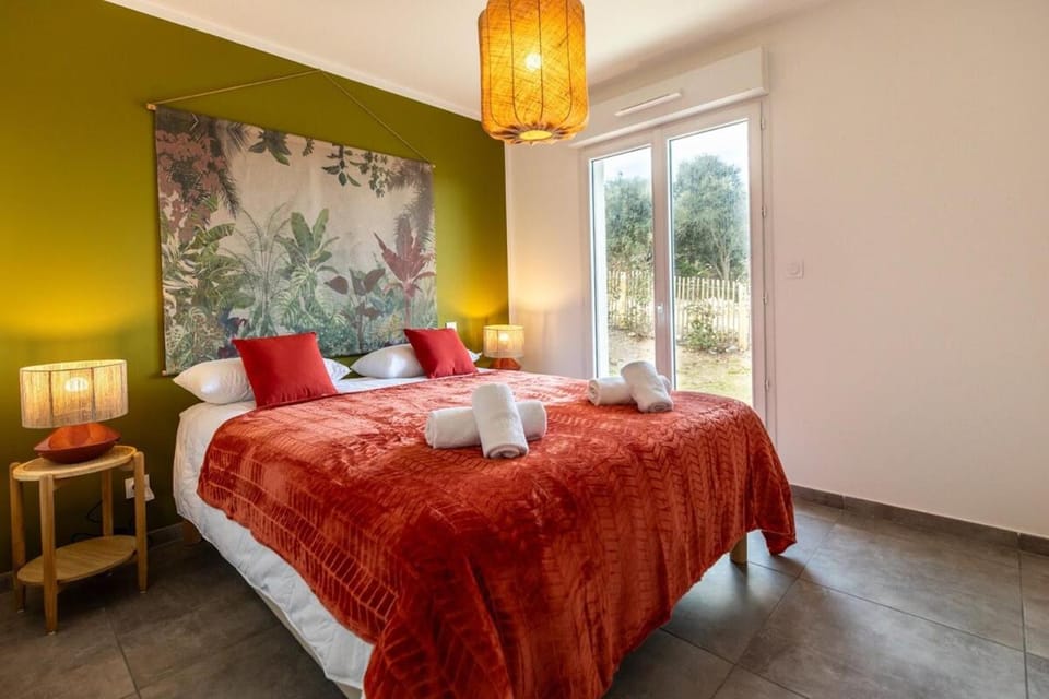 Bed, Photo of the whole room, Bedroom, towels