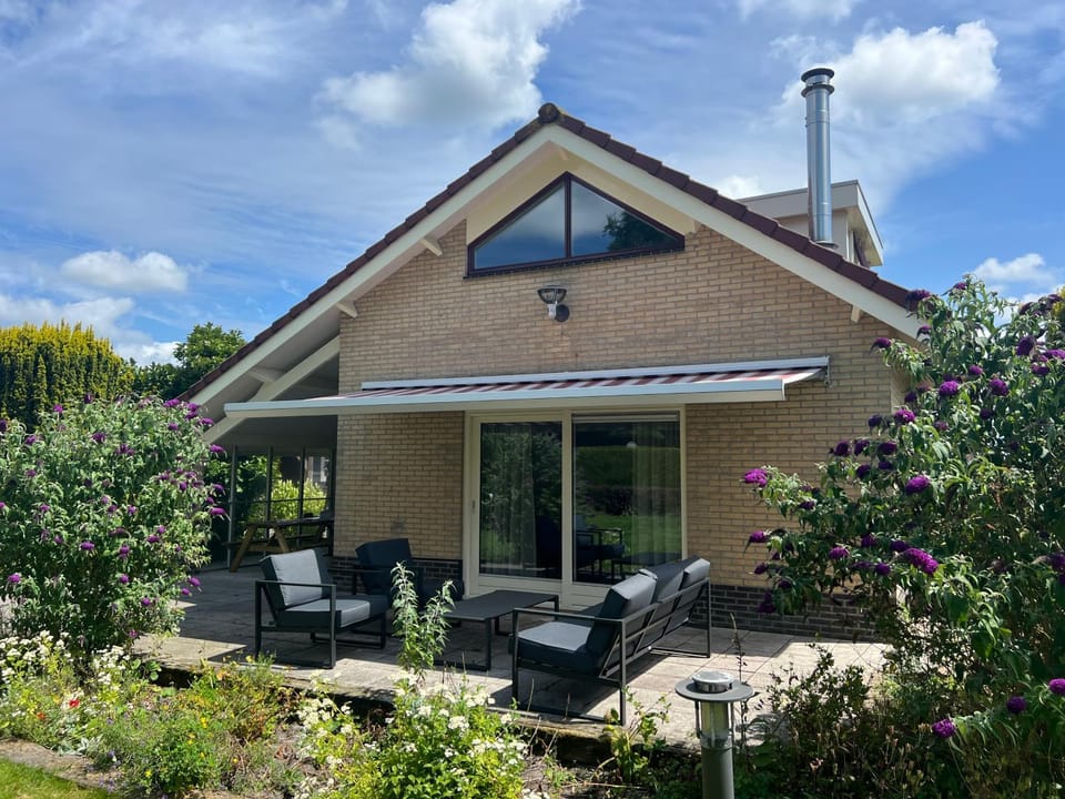 Property building, Spring, Day, Garden, Seating area, Dining area, Garden view