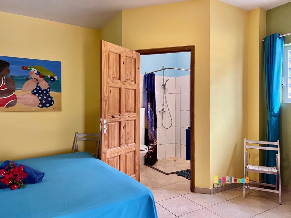 Bed, Bathroom