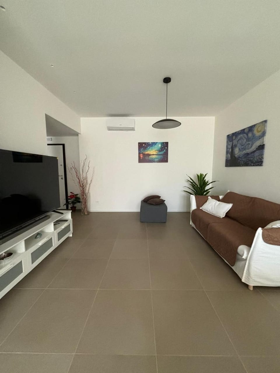 Communal lounge/ TV room, TV and multimedia, Living room, Seating area, Evening entertainment