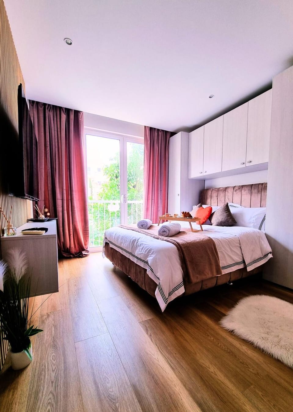 Bed, TV and multimedia, Bedroom