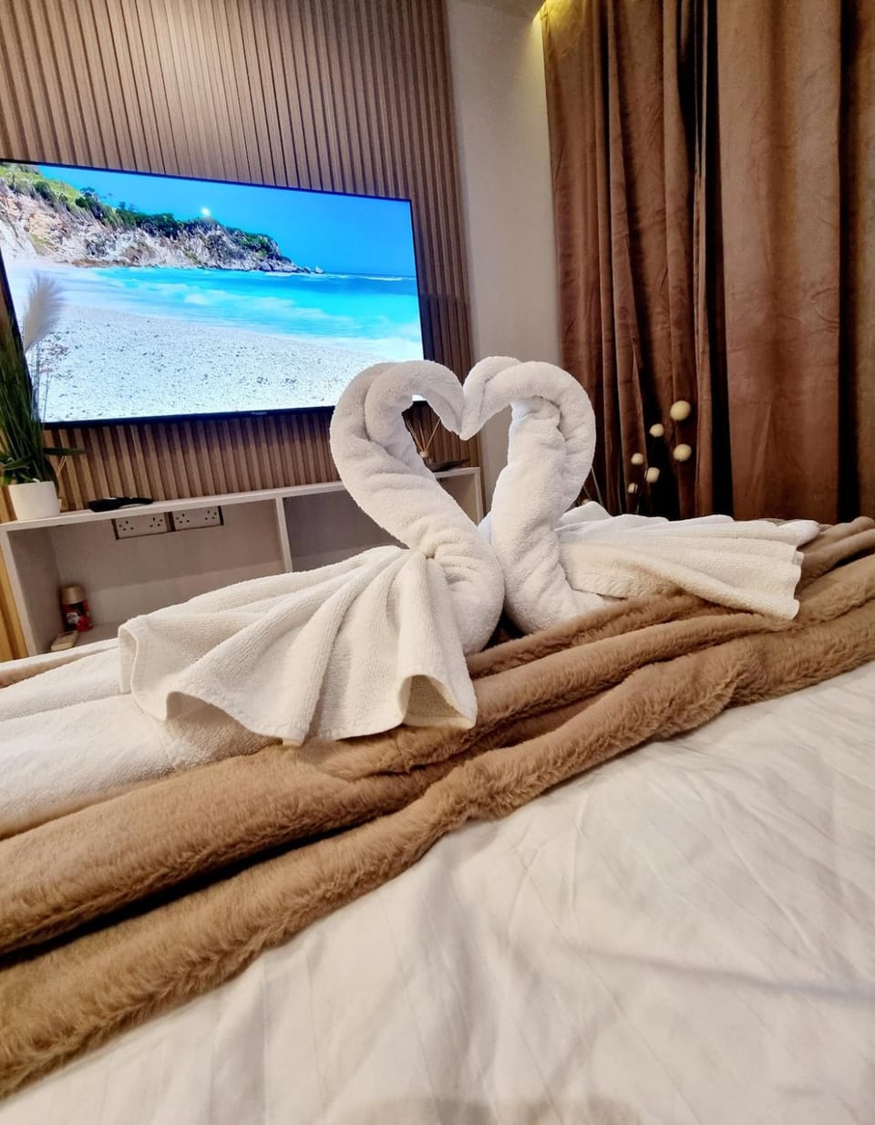 Bed, TV and multimedia, Bedroom