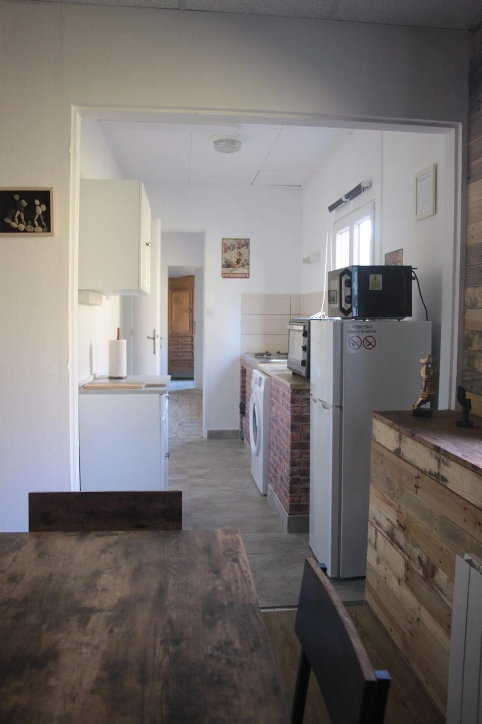 Kitchen or kitchenette, oven, washing machine