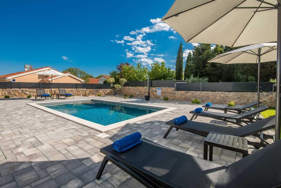 Swimming pool, sunbed