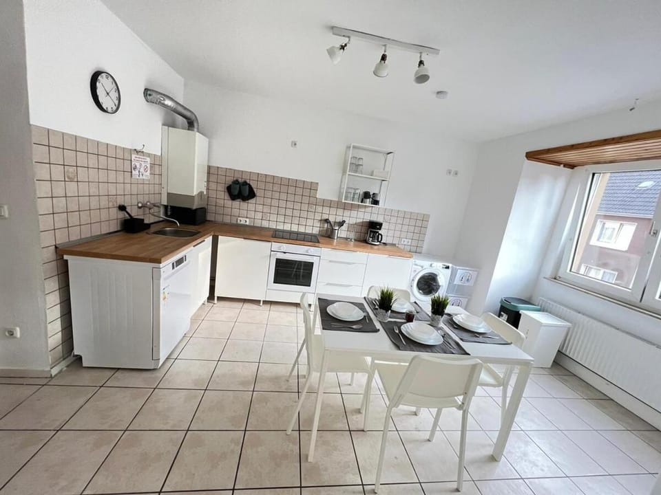 Kitchen or kitchenette, dishwasher, stove