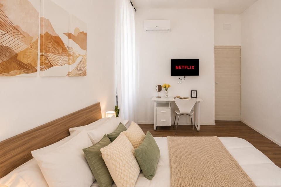 Bed, TV and multimedia, Photo of the whole room, Seating area, Bedroom, heating, internet, towels, air conditioner