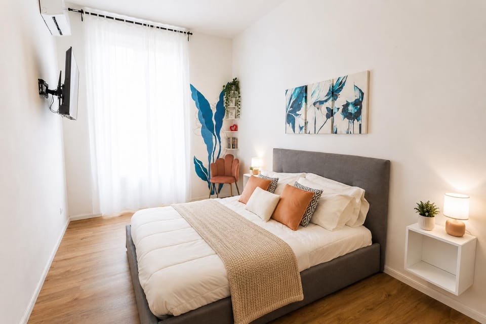Bed, TV and multimedia, Photo of the whole room, Bedroom, young children, cot, furniture, heating, internet, pet friendly, air conditioner