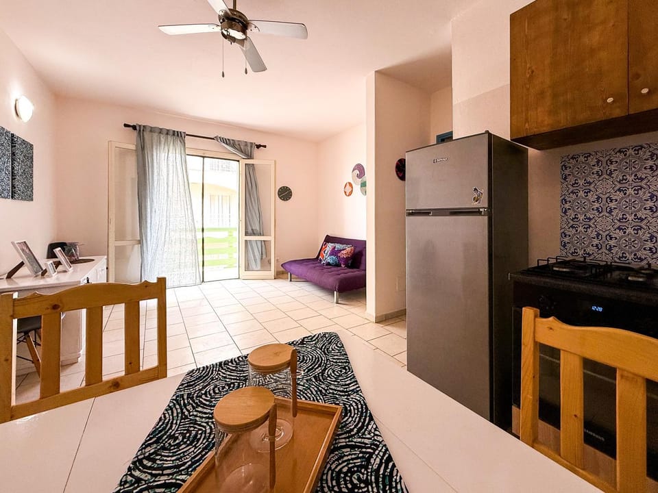 Kitchen or kitchenette, Living room, Dining area, oven