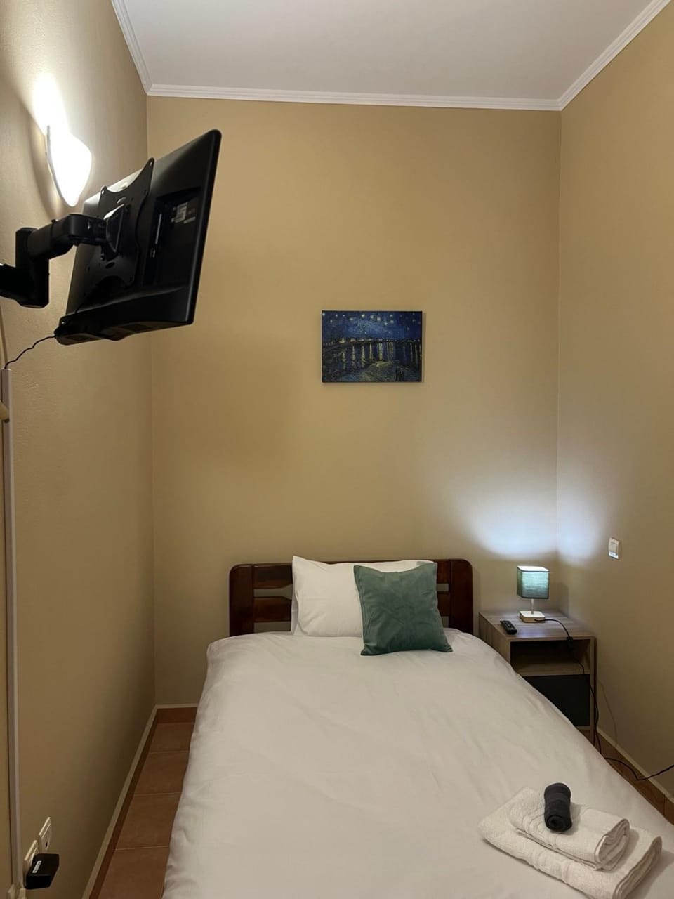 Bed, TV and multimedia, Bedroom