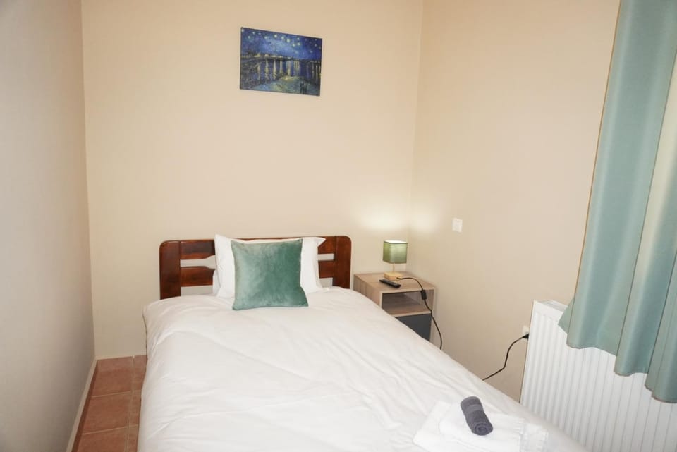 Bed, TV and multimedia, Bedroom, air conditioner