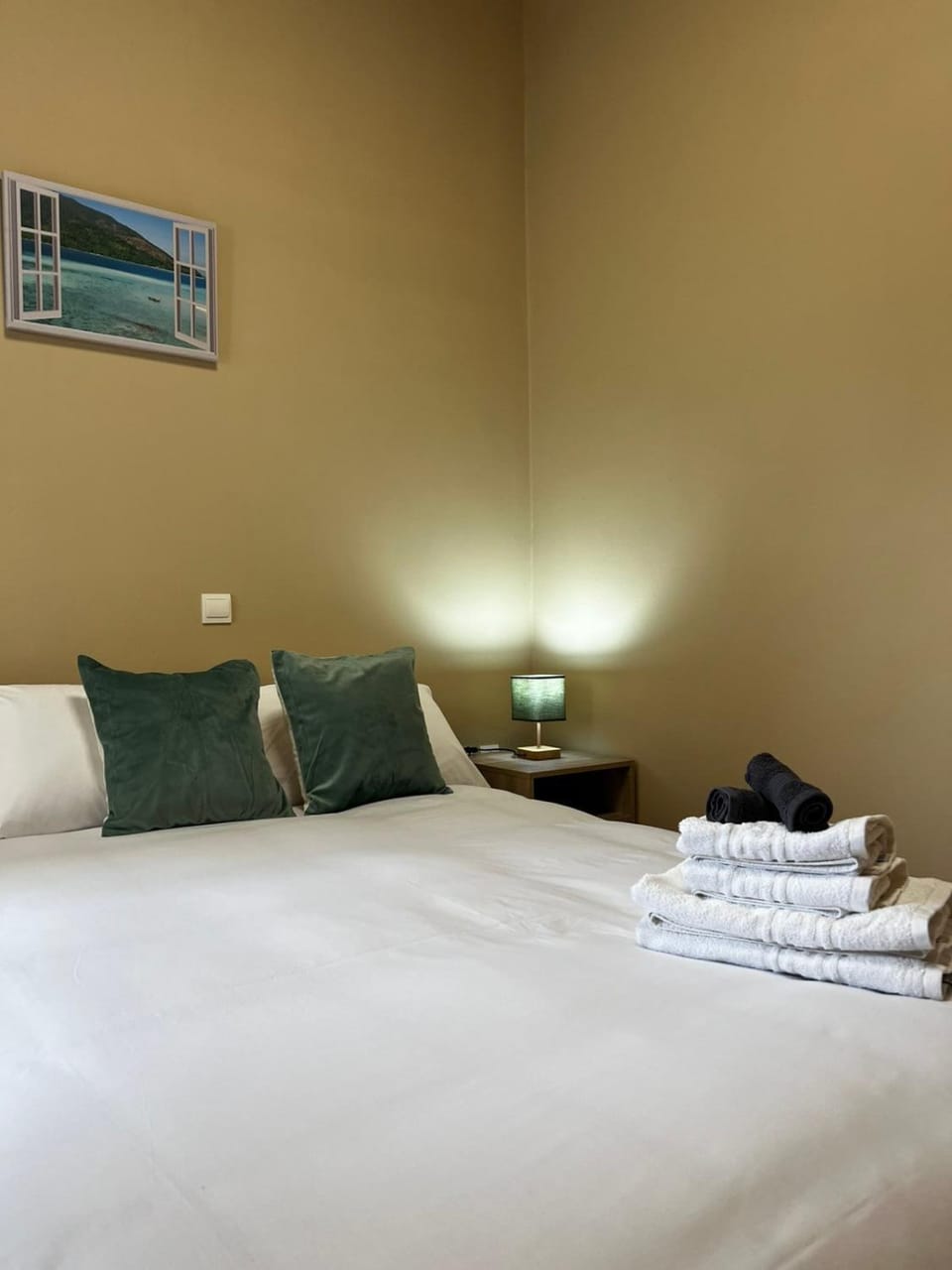 Bed, TV and multimedia, Bedroom, towels, air conditioner