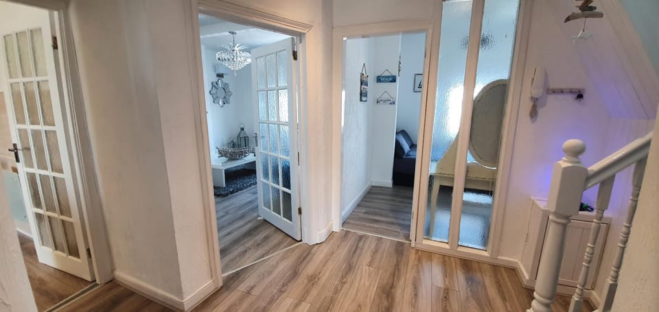 Stunning Harbour View Beachfront Apartment Parking Apartment in Rhôs-on-Sea