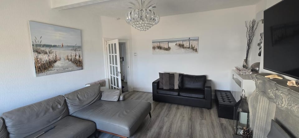 Stunning Harbour View Beachfront Apartment Parking Apartment in Rhôs-on-Sea