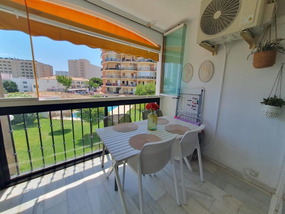View (from property/room), Balcony/Terrace, Dining area, air conditioner