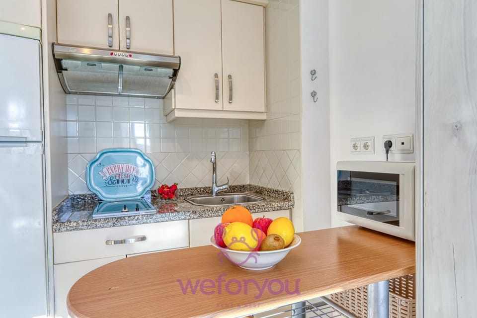 Kitchen or kitchenette, Dining area, stove