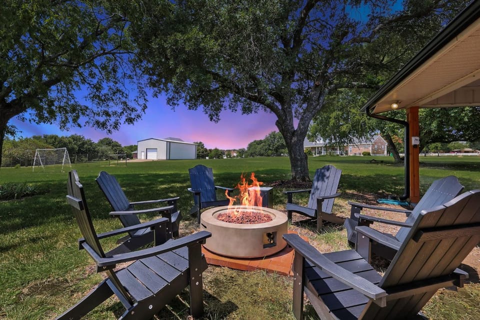 Lone Star Getaway, 5BD, 3BA w Game Room & Backyard House in McKinney