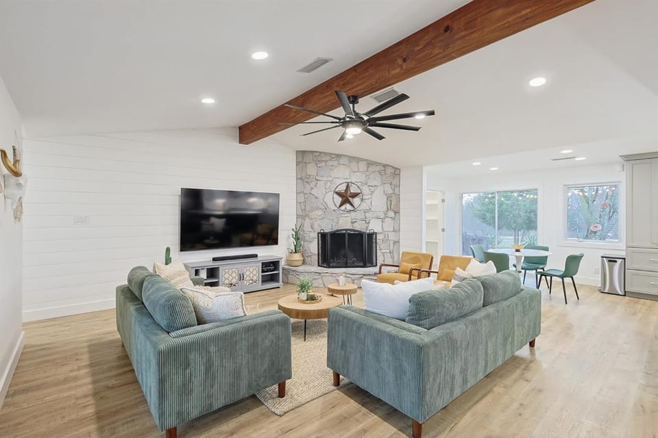 Lone Star Getaway, 5BD, 3BA w Game Room & Backyard House in McKinney