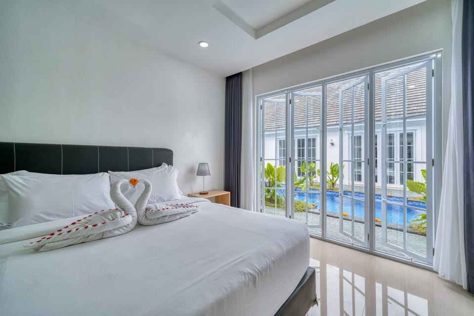 Bedroom, Pool view