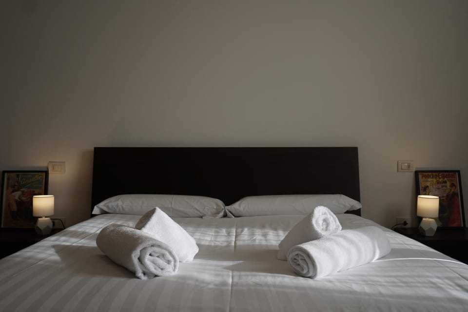 Bed, towels