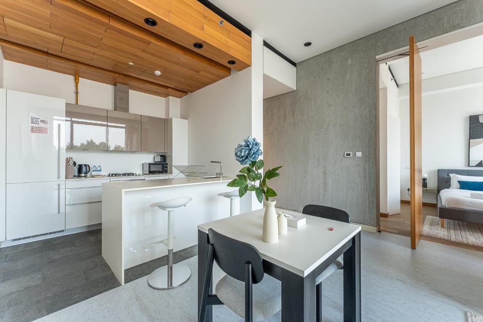 Kitchen or kitchenette, Dining area