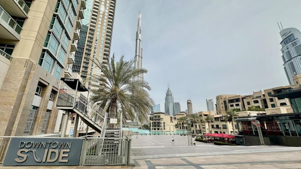 Dubai I Burj Residence Retreat I Piano & Workstation Apartment in Dubai