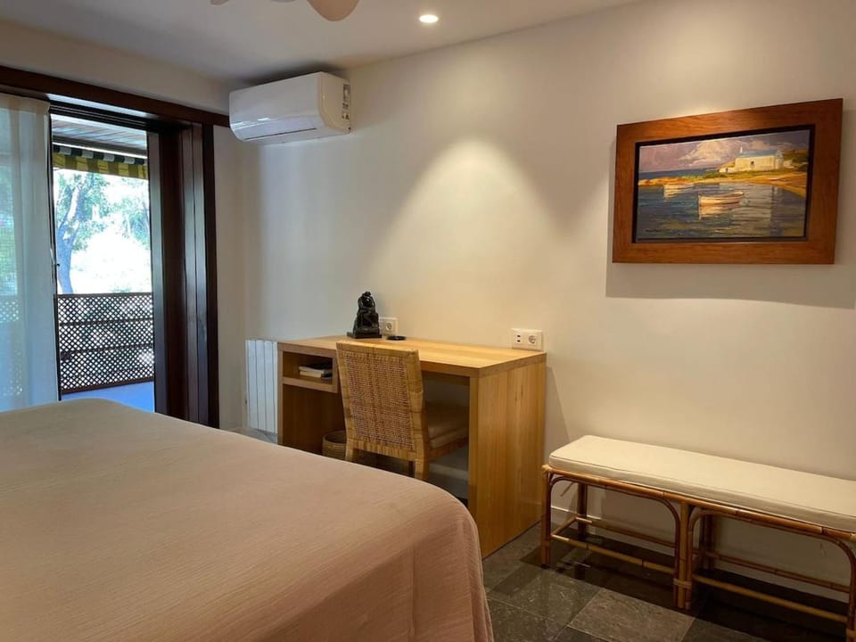 Bed, Seating area, Bedroom, air conditioner