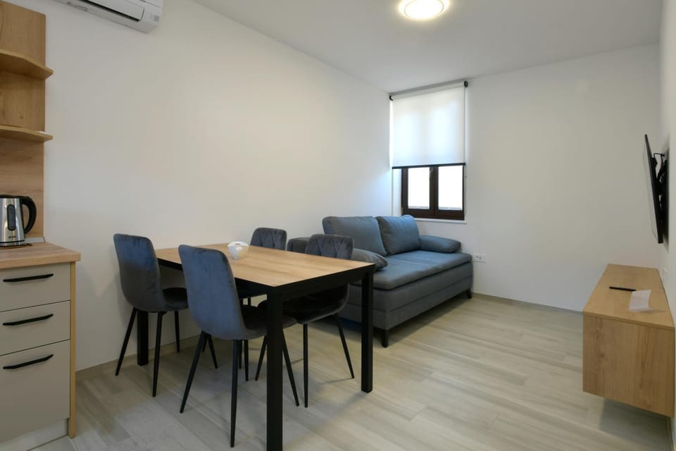 Living room, Seating area, Dining area, air conditioner