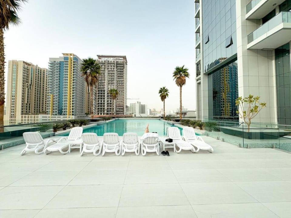 Modern Studio Living in JVC's Regina Tower Apartment in Dubai