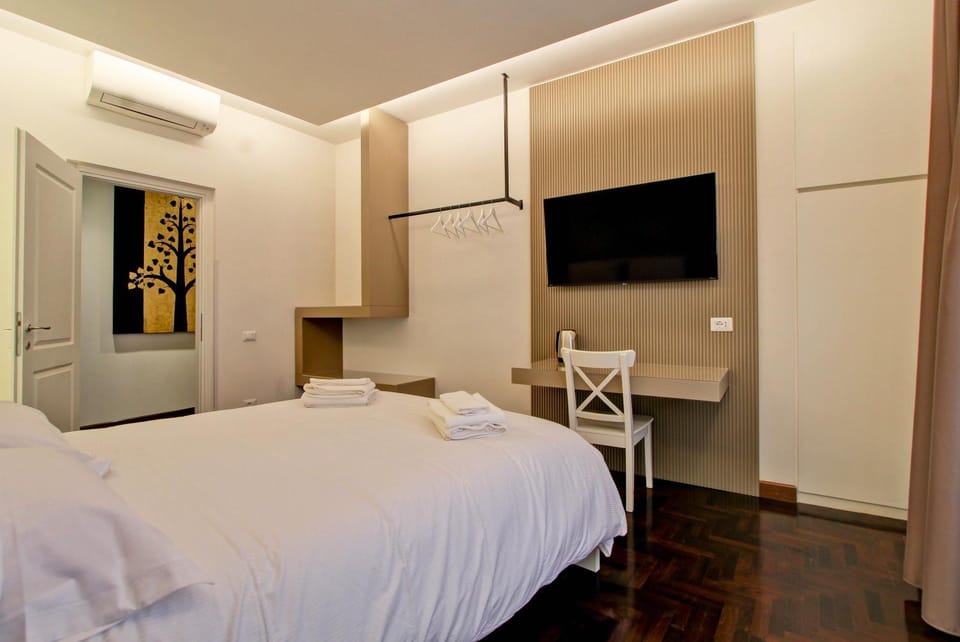 Bed, TV and multimedia, Photo of the whole room, Bedroom, towels, wardrobe, air conditioner