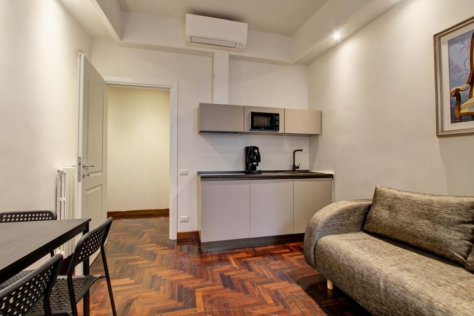 Coffee/tea facilities, Kitchen or kitchenette, Living room, Seating area, Dining area