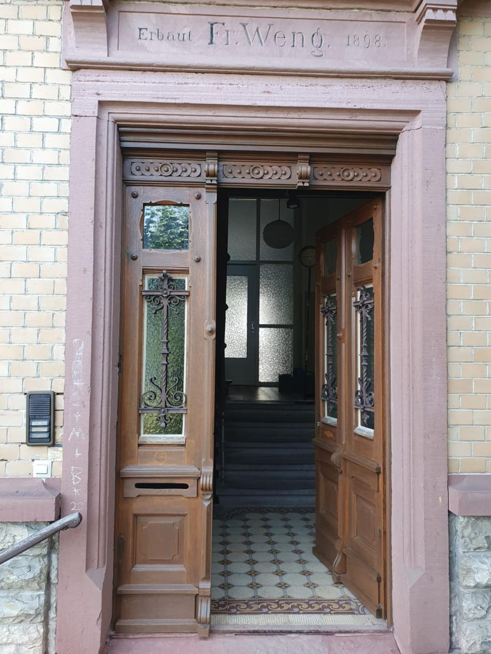 Facade/entrance