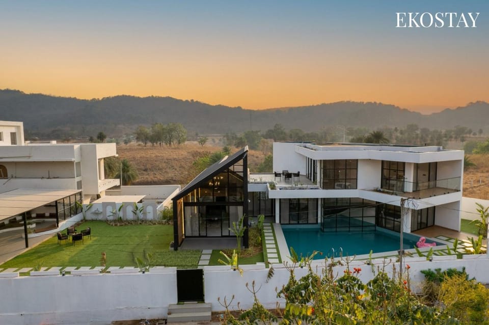 Property building, Day, Natural landscape, Mountain view, Pool view, Swimming pool, sunbed